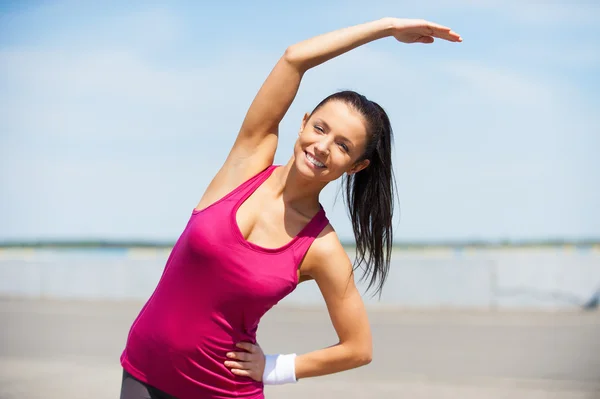 Mulher fazendo exercícios de alongamento — Fotografia de Stock