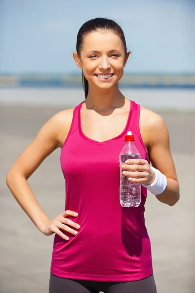 Mujer sosteniendo botella con agua — Foto de Stock