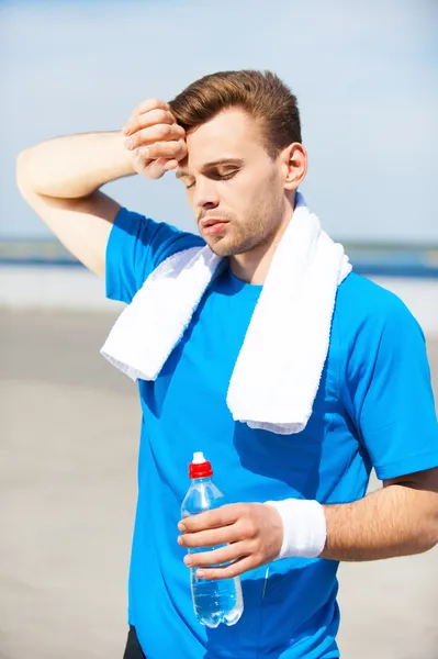 Uomo acqua potabile — Foto Stock