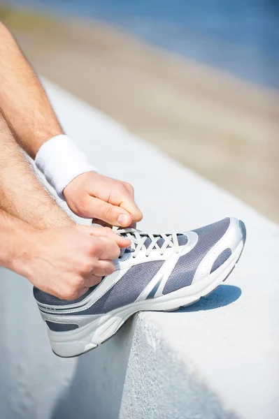 Ayakkabı bağcığı bağlama — Stok fotoğraf