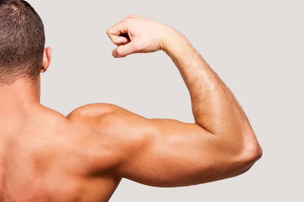 Muskularny mężczyzna pokazano jego biceps — Zdjęcie stockowe