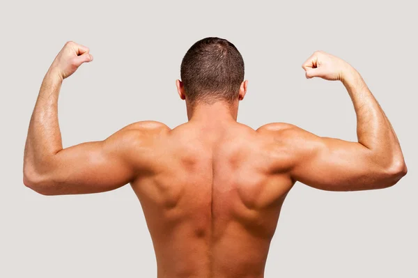 Visão traseira do jovem homem muscular — Fotografia de Stock