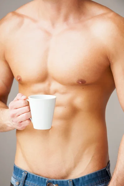 Homem muscular segurando xícara de café — Fotografia de Stock