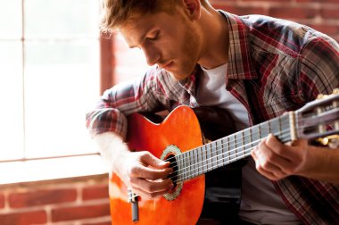 yakışıklı adam gitar çalmak.