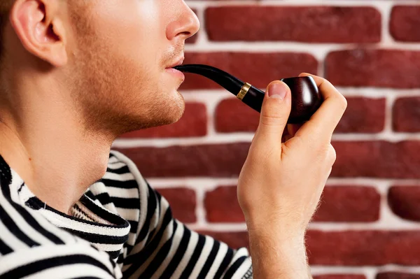줄무늬 의류 담배 파이프에 남자 — 스톡 사진