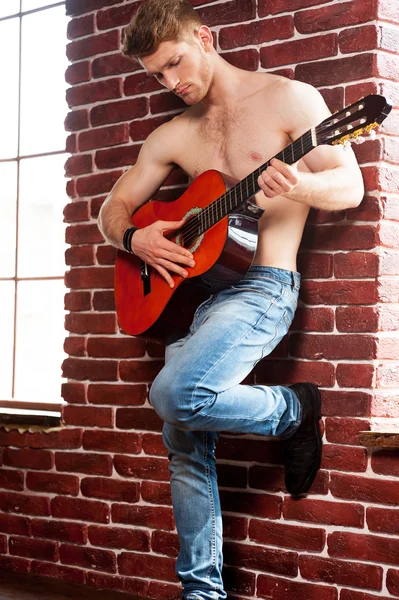 Homem tocando guitarra acústica — Fotografia de Stock