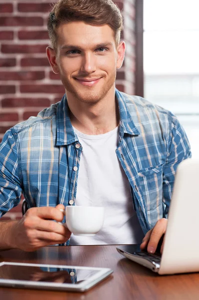 Homem segurando copo de café — Fotografia de Stock