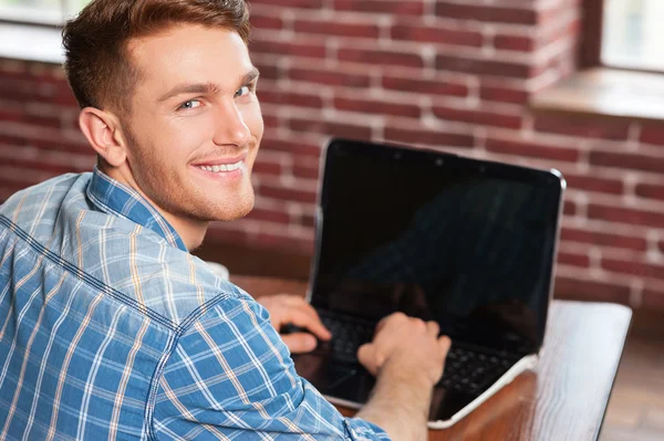 Man werkt op laptop — Stockfoto