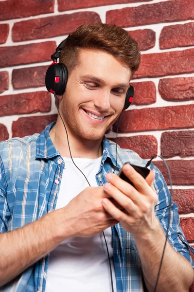Mann hört MP3-Player — Stockfoto