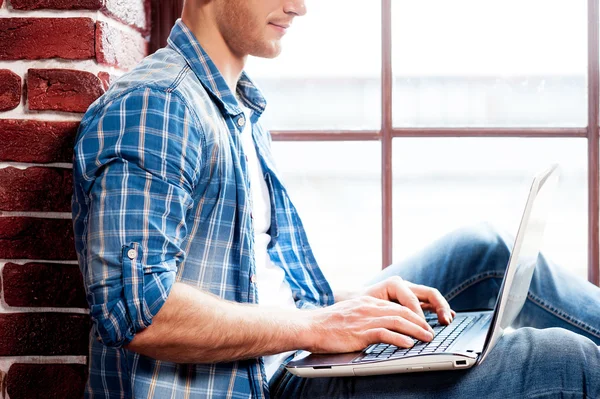 Mann arbeitet am Laptop — Stockfoto