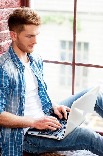 Mann surft im Netz. — Stockfoto