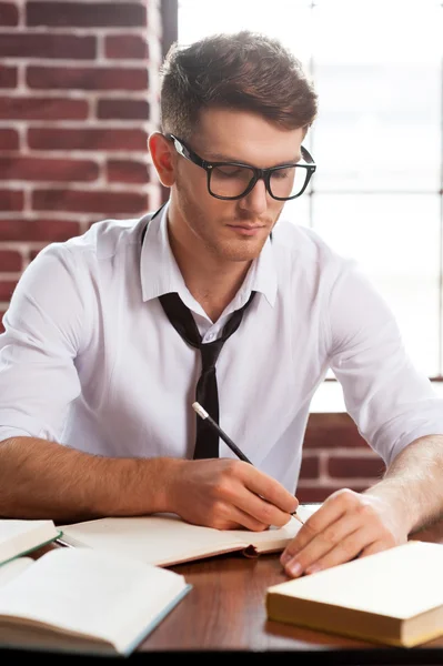 Mann im Hemd schreibt in Notizblock — Stockfoto