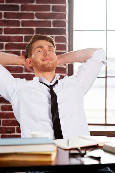 Man holding hands behind head — Stock Photo, Image