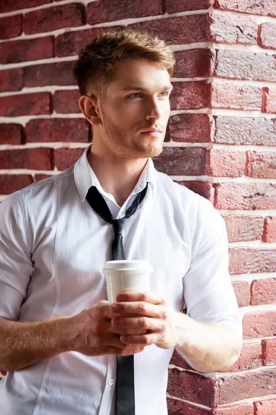 Чоловік тримає чашку кави — стокове фото