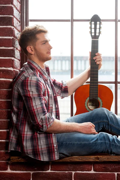 Człowiek gospodarstwa gitara akustyczna — Zdjęcie stockowe