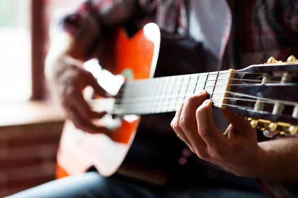 Uomo che suona la chitarra. — Foto Stock