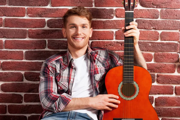 Homem segurando guitarra acústica — Fotografia de Stock