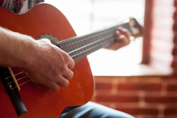 Homme jouant de la guitare acoustique — Photo