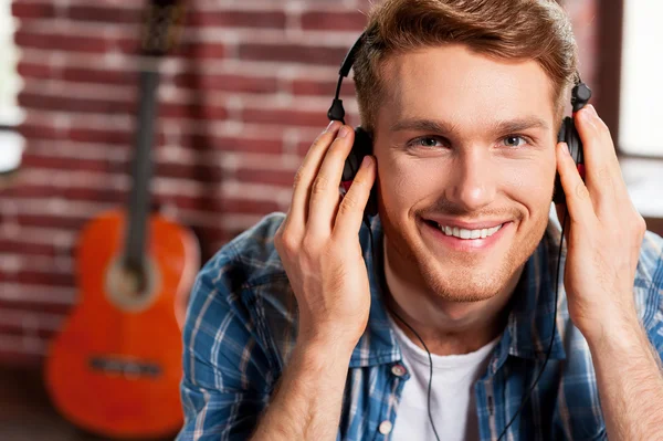 Hombre ajustando sus auriculares — Foto de Stock