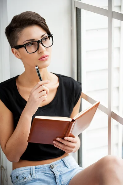 Mulher segurando bloco de notas — Fotografia de Stock