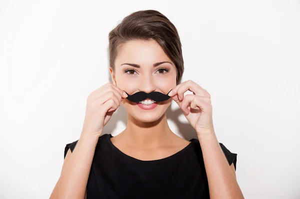 Kvinna anläggning falska mustasch — Stock fotografie