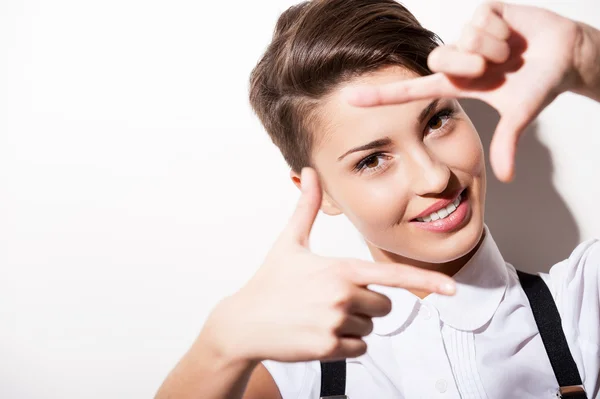 Mulher de cabelo curto com moldura do dedo — Fotografia de Stock