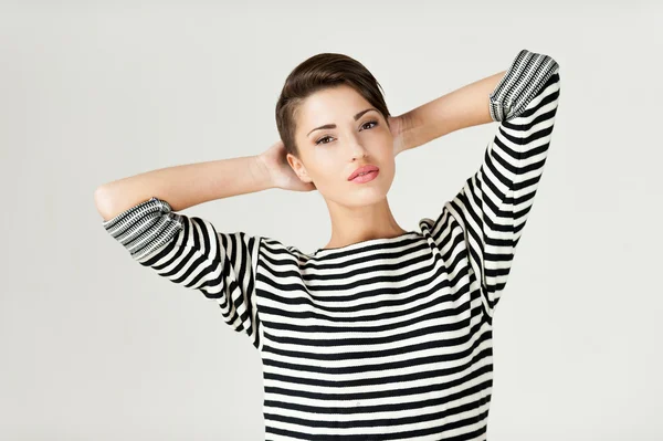 Frau mit kurzen Haaren in gestreifter Kleidung — Stockfoto