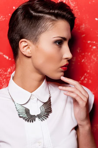 Joven mujer de pelo corto en camisa blanca — Foto de Stock