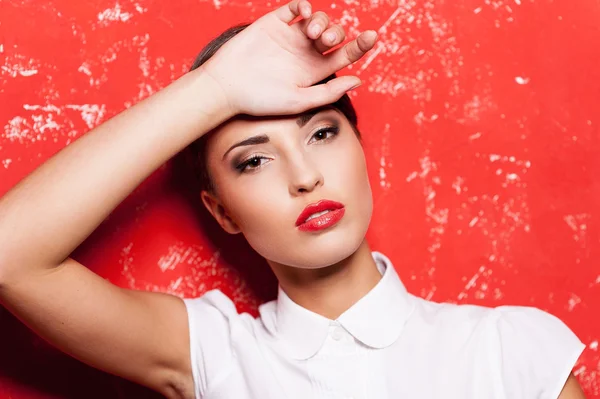 Joven mujer de pelo corto en camisa blanca — Foto de Stock