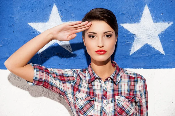 Kvinna poserar mot amerikanska flaggan — Stockfoto