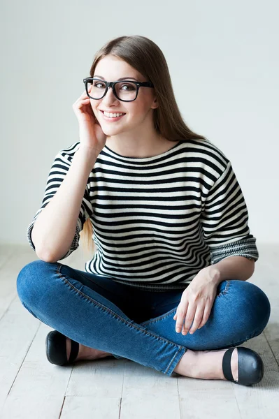 Mujer con ropa a rayas — Foto de Stock