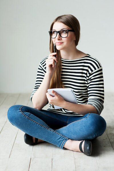 Задуманная молодая женщина
