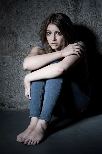 Shocked and terrified young woman — Stock Photo, Image