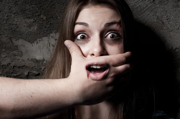 Giovane donna terrorizzata — Foto Stock