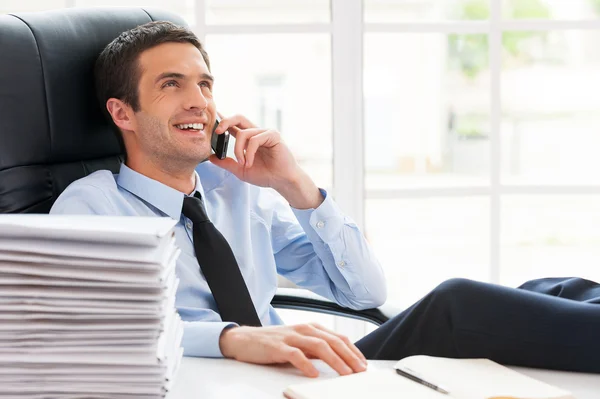 Businessman talking on the mobile phone — Stock Photo, Image