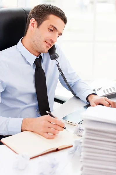 Man in formal wear making notes — Stock Photo, Image