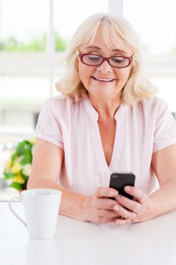 cep telefonu görünümlü kadın kıdemli neşeli