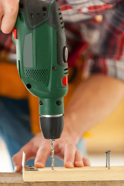 Man using drill. — Stock Photo, Image