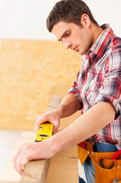 Klusjesman werken met hout in werkplaats — Stockfoto