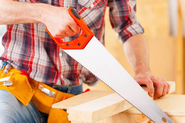 Mann beim Sägen. — Stockfoto