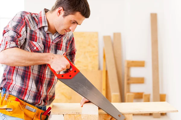 Handyman usando sierra . — Foto de Stock