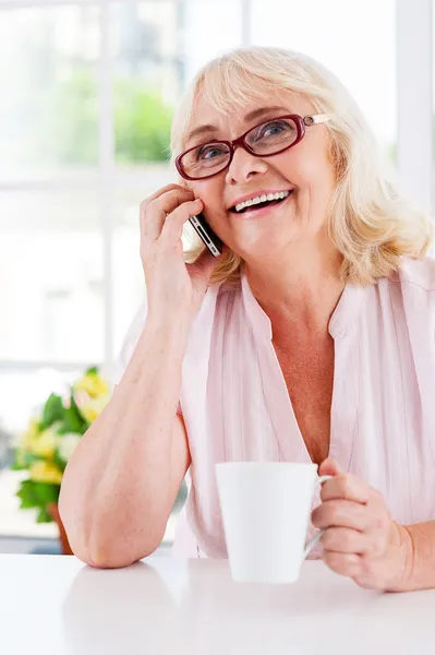 Senior mulher falando no telefone móvel — Fotografia de Stock