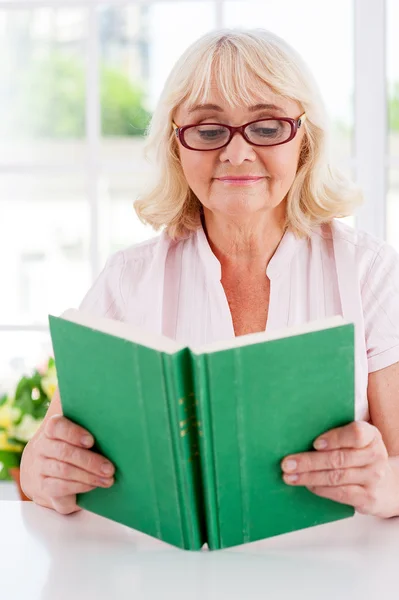 Femme âgée lisant un livre — Photo