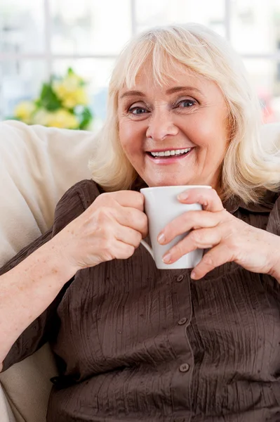 Femme âgée tenant tasse — Photo