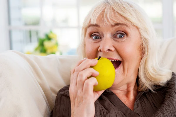 Starší žena hospodářství jablko — Stock fotografie
