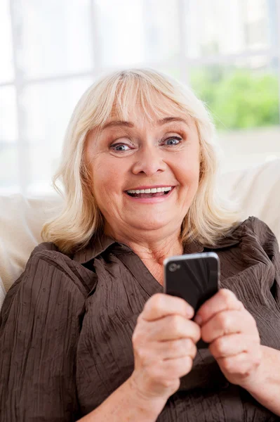 Mujer mayor con teléfono móvil. — Foto de Stock