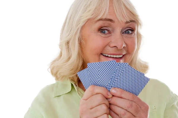 Mujer mayor sosteniendo cartas — Foto de Stock