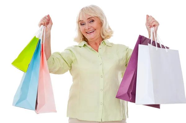 Gelukkig senior vrouw met shopping tassen — Stockfoto