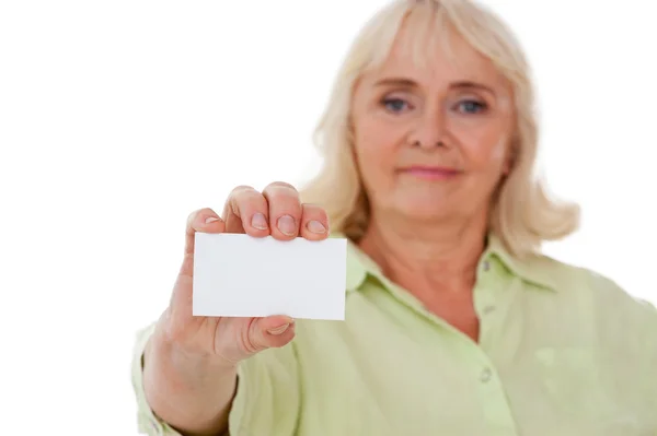 Senior mulher mostrando seu cartão de visita — Fotografia de Stock