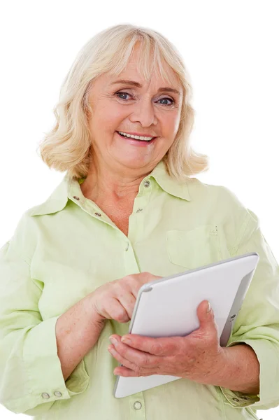 Веселая пожилая женщина с помощью цифрового планшета — стоковое фото